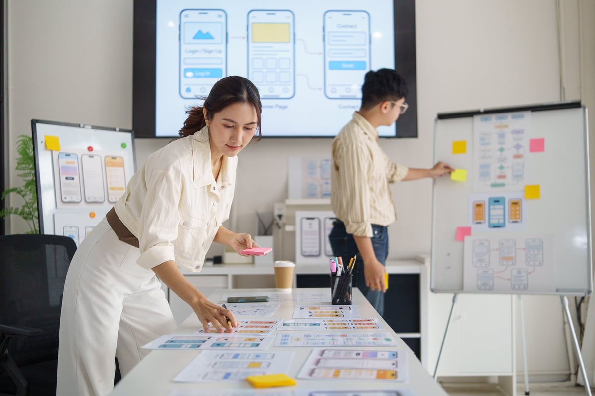 Diseñadora planificando la interfaz de una web adaptable a distintos dispositivos